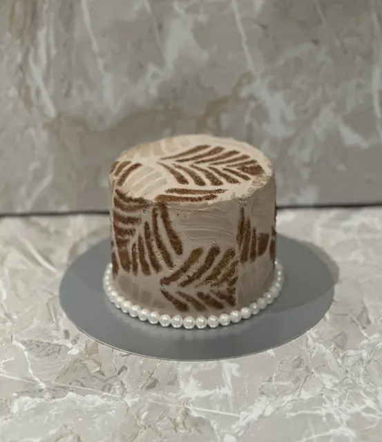 Kake med bladmønster og perler