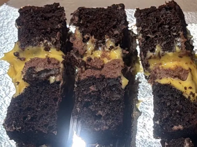 Gjennomskåret sjokoladekake med lag av fyll