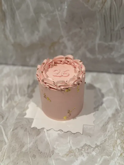 Rosa vintagekake med tallet 25