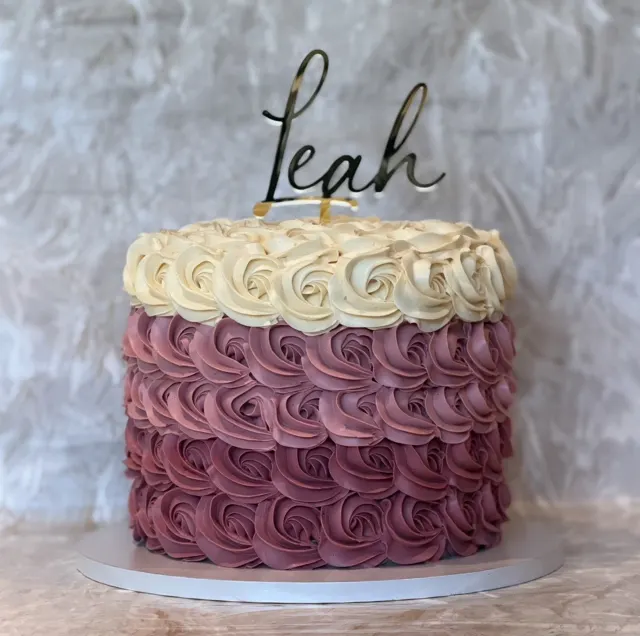 Kake med lilla roser og navn