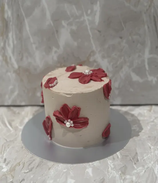 Hvit kake med røde blomster