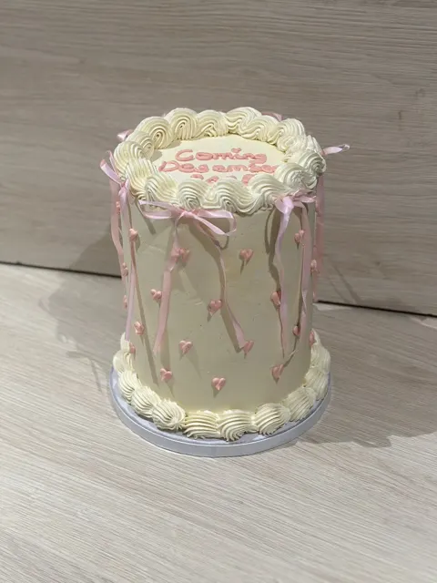 Vintagekake med rosa sløyfer