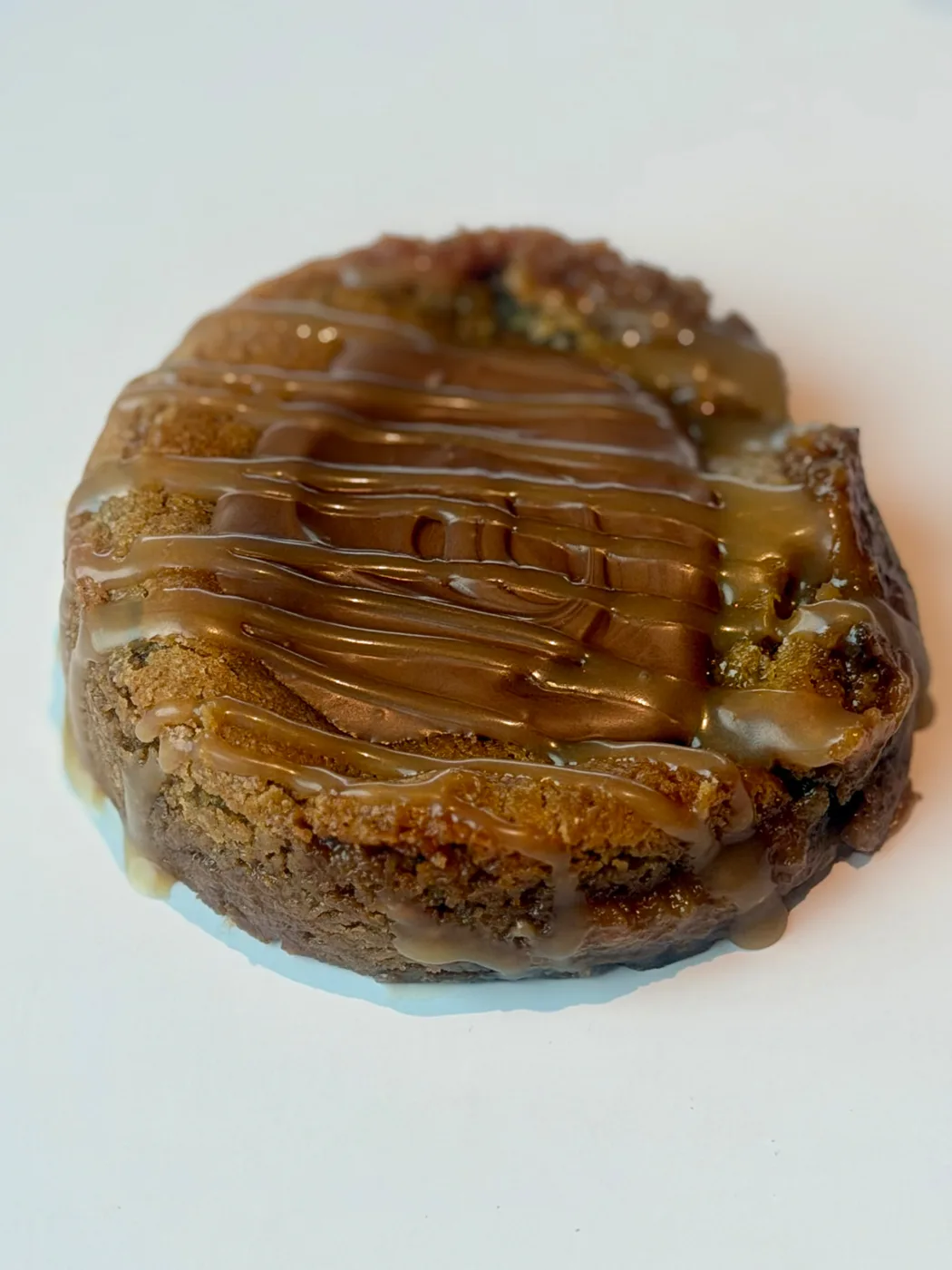 Salted Caramel cookie med karamelldrizzle over sjokolade