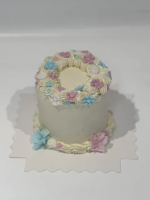 Kake med pastellfarget blomsterkrans