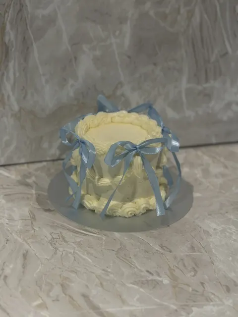Vintagekake med blå sløyfer