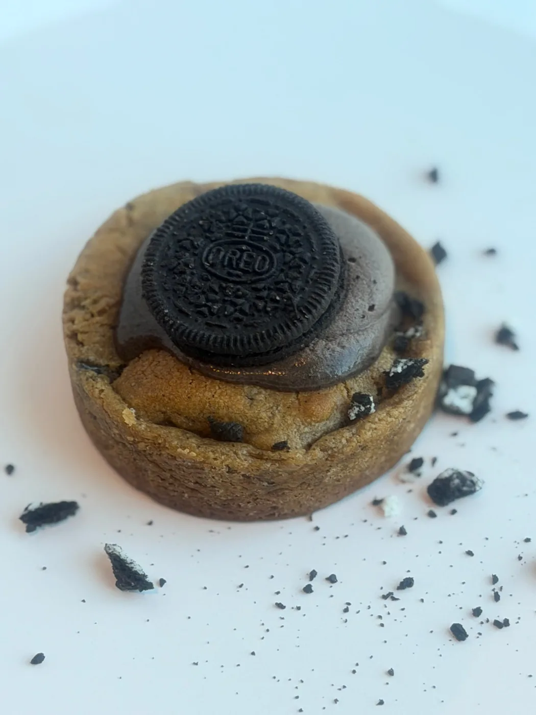 Oreo chunky cookie toppet med Oreo-krem og en hel Oreo